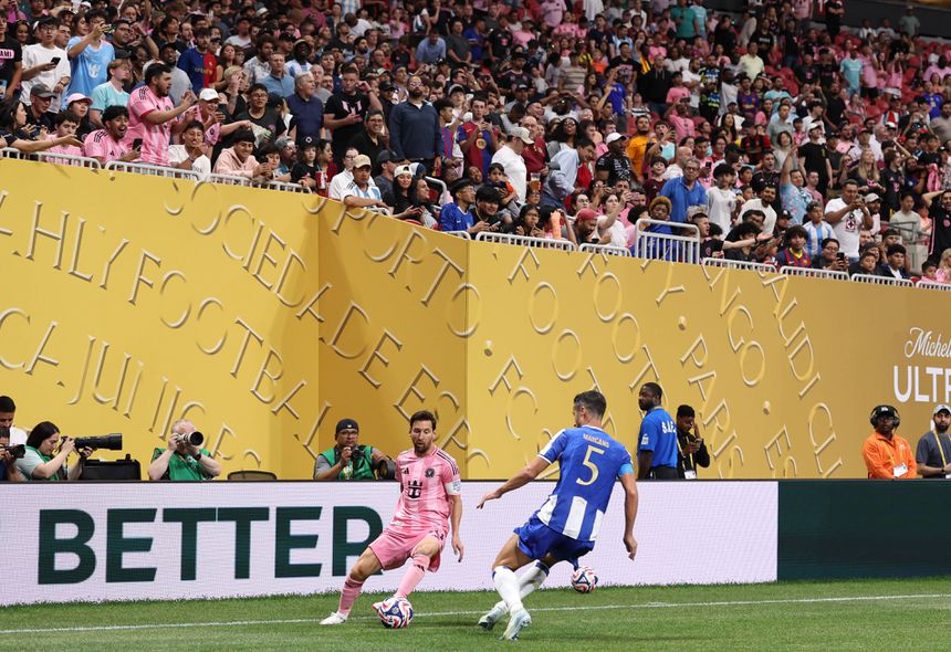 Marcano tenta travar Messi no Mundial de Clubes. Argentino fez o 2-1 na vitória dos norte-americanos
