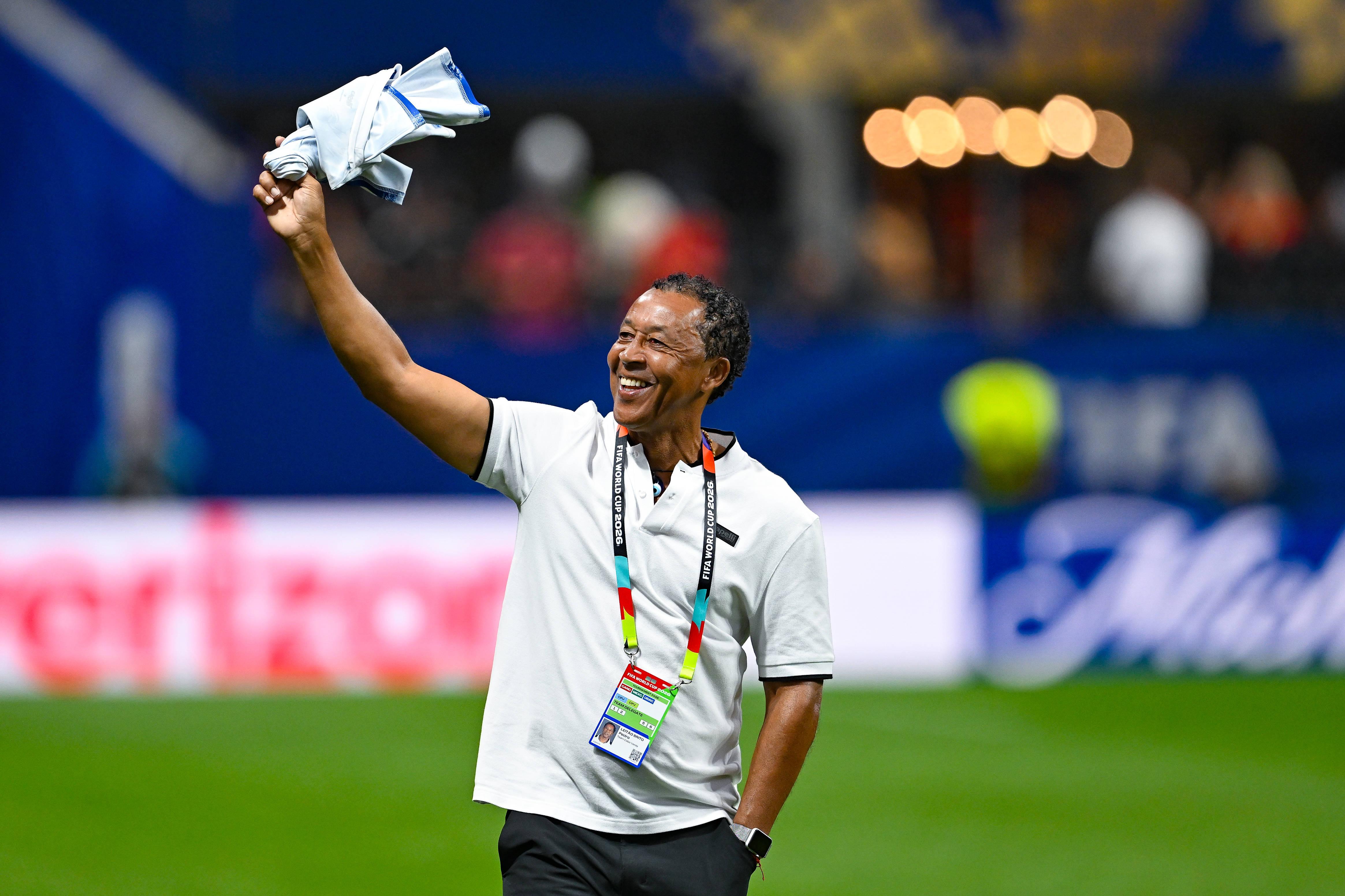 Bubista, selecionador de Cabo Verde, a festejar o empate com a Espanha