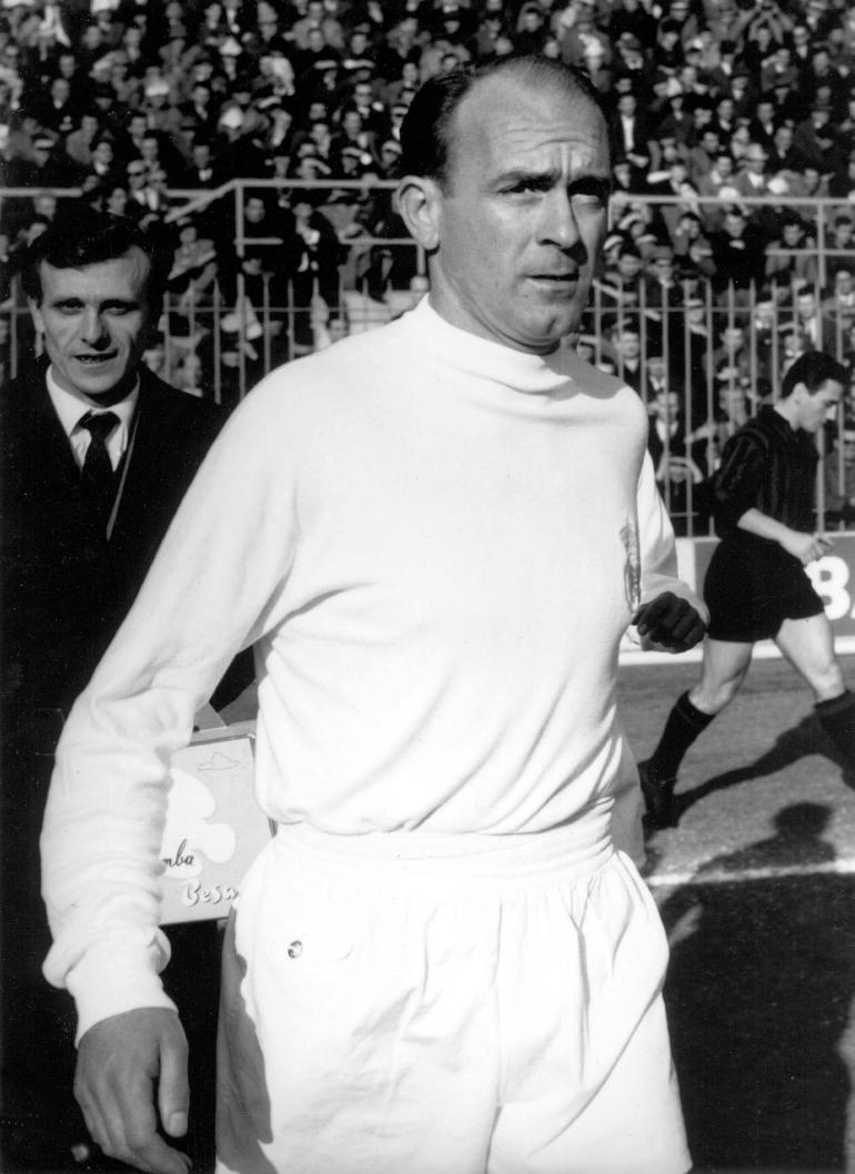Mundial 1958 – Alfredo Di Stéfano (Espanha) – Depois de ganhar o troféu, a sua seleção falhou a qualificação para o Mundial da Suécia - Foto: IMAGO
