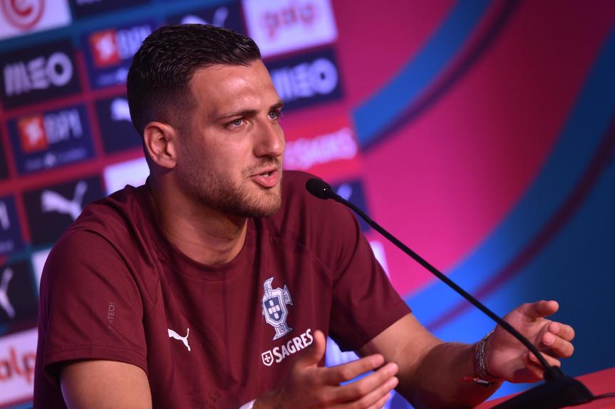 Diogo Dalot em conferência de imprensa (Foto: Miguel Nunes)