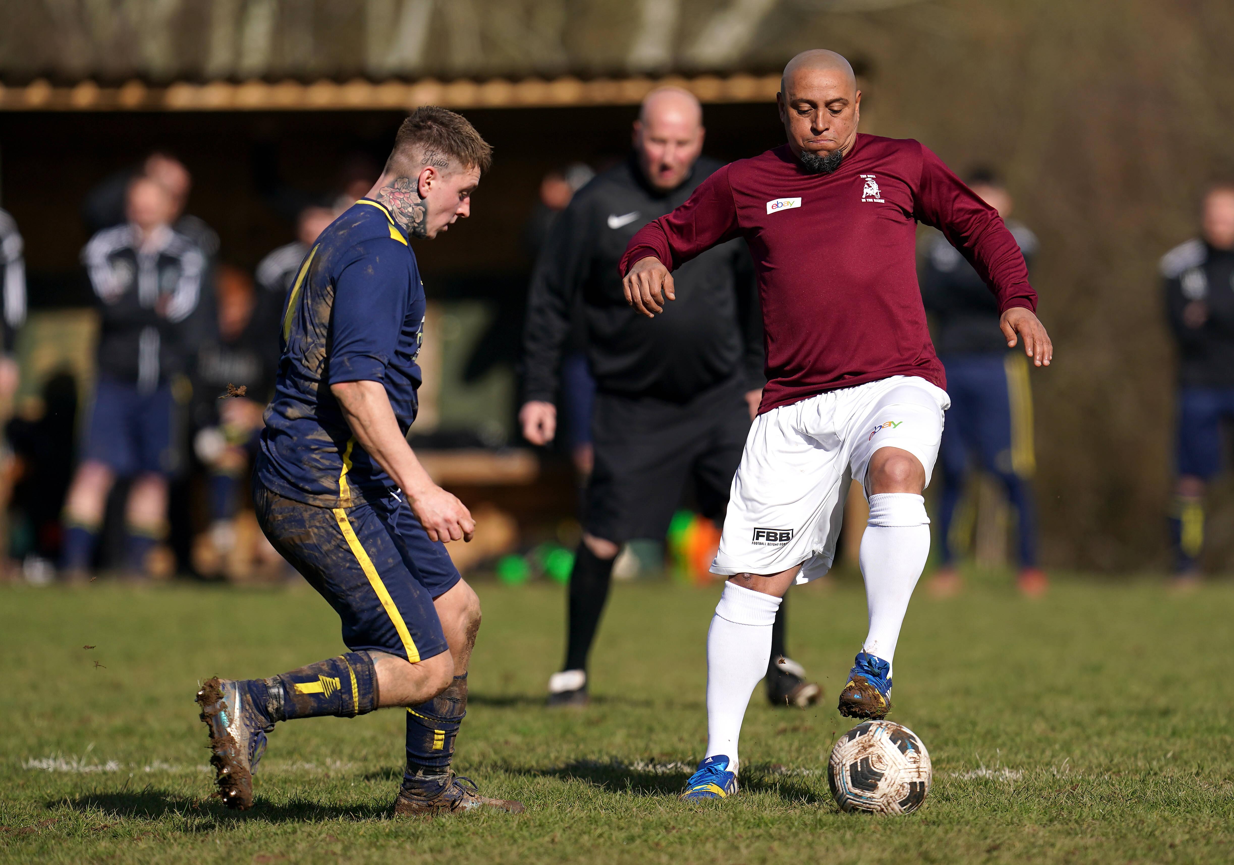 Roberto Carlos voltou aos relvados em 2022 para fazer um jogo pelo Bull in the Barne United, clube amador de Inglaterra - FOTO: Nick Potts/IMAGO