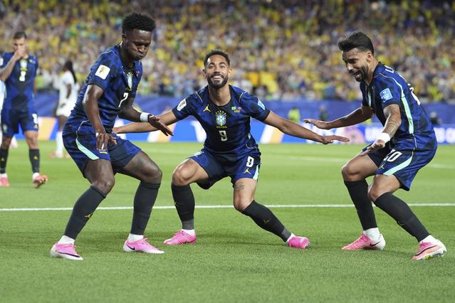 A festa depois do primeiro golo de Matheus Cunha