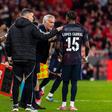 Sidny Lopes Cabral a falar com José Mourinho na Luz