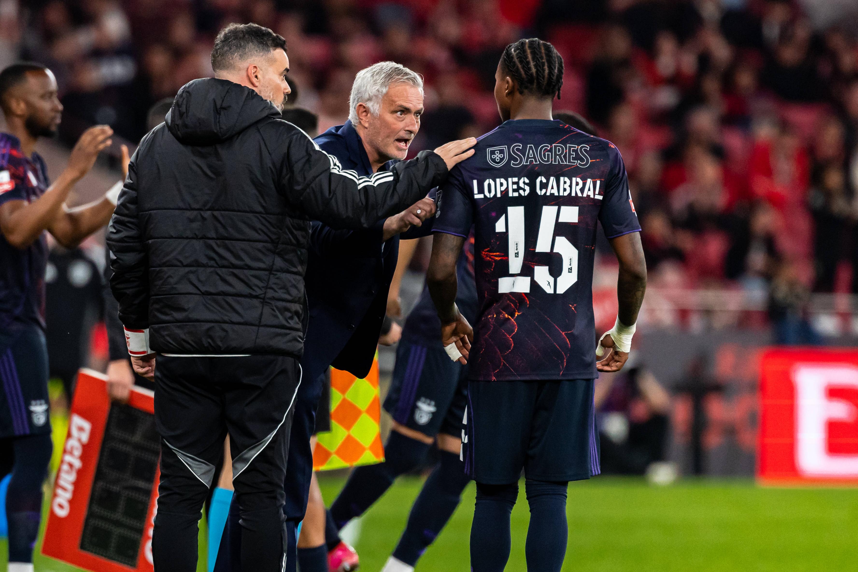Sidny Lopes Cabral a falar com José Mourinho na Luz