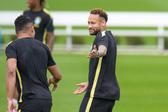 Neymar voltou a treinar com a seleção do Brasil