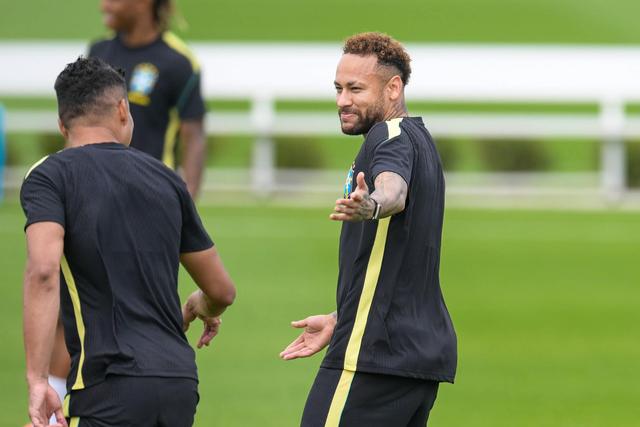 Neymar voltou a treinar com a seleção do Brasil