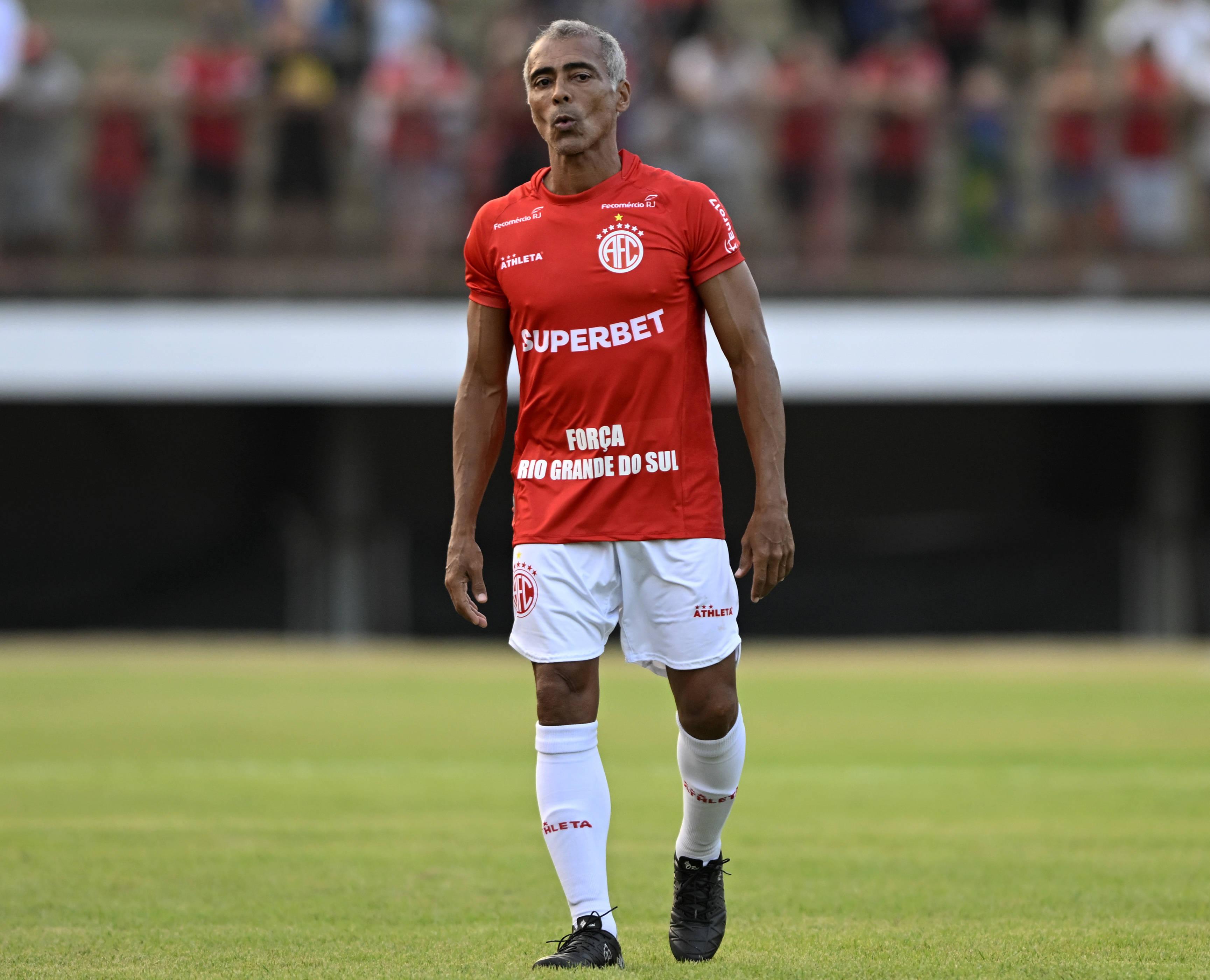 Romário jogou pelo América do Rio de Janeiro aos 58 anos para cumprir o sonho de jogar com o filho, Romarinho - FOTO: André Ricardo/Imago