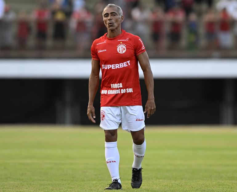 Romário jogou pelo América do Rio de Janeiro aos 58 anos para cumprir o sonho de jogar com o filho, Romarinho - FOTO: André Ricardo/Imago