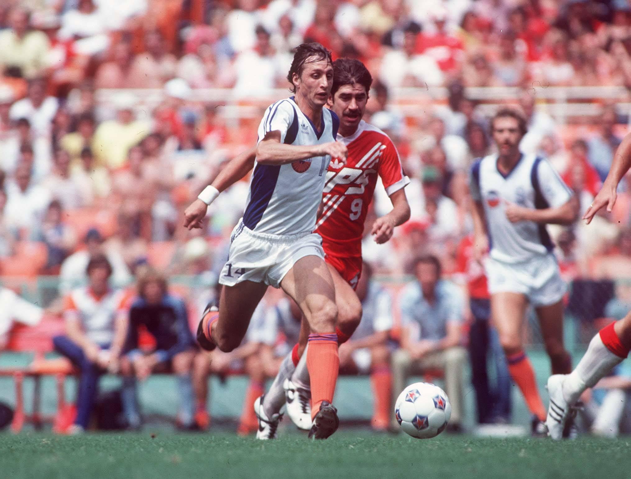 Johan Cruyff tinha dito adeus quando se despediu do Barcelona, mas acabou por regressar os relvados para defender as cores dos LA Aztecs, dos Estados Unidos - FOTO: IMAGO