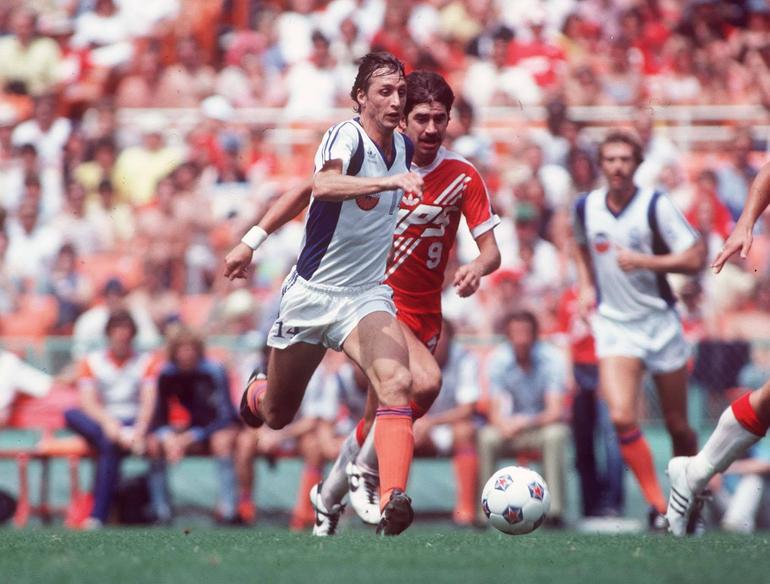 Johan Cruyff tinha dito adeus quando se despediu do Barcelona, mas acabou por regressar os relvados para defender as cores dos LA Aztecs, dos Estados Unidos - FOTO: IMAGO