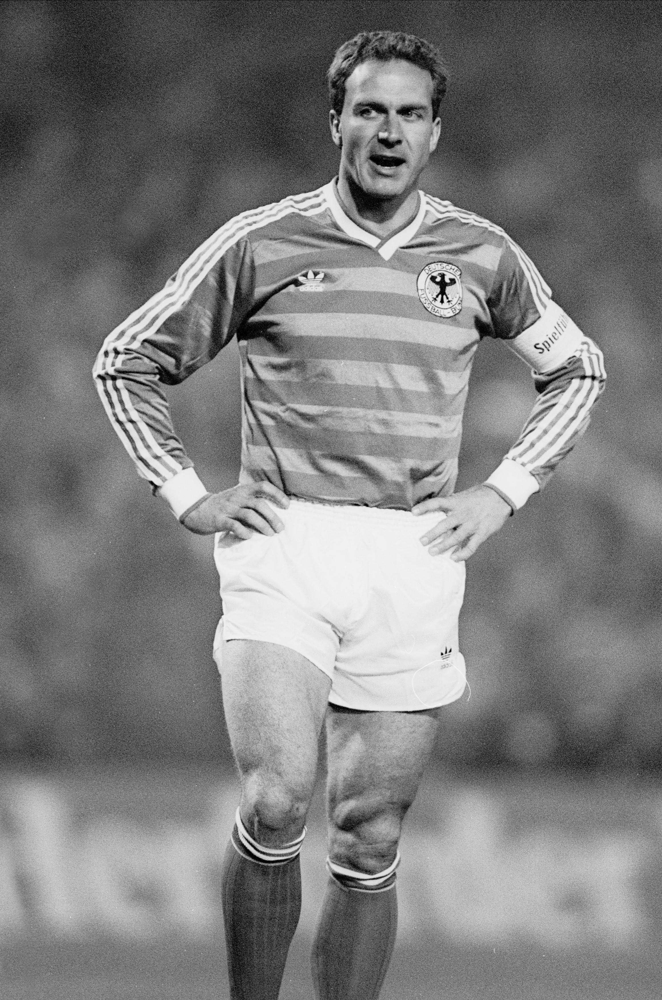 Mundial 1982 – Karl-Heinz Rummenigge (Alemanha Ocidental) – depois da glória a nível individual, balde de água fria no Mundial seguinte, com os alemães a perderem com Itália na final