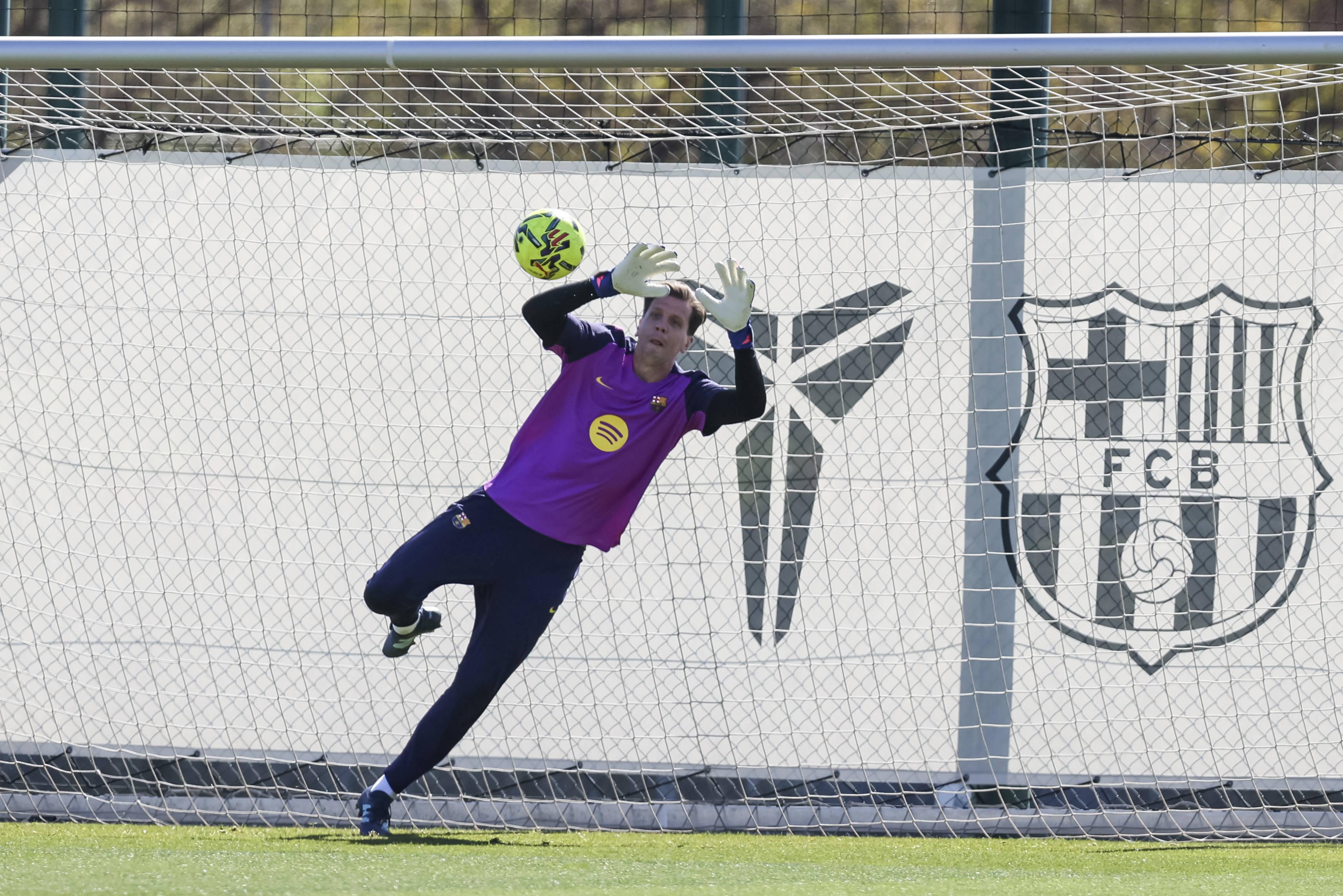 Quando saiu da Juventus, Szczesny anunciou que tinha acabado a carreira profissional. Contudo, a lesão de Ter Stegen e a insistência de Lewandowski levaram-no a aceitar o convite do Barcelona - FOTO: Javier Borrego/IMAGO
