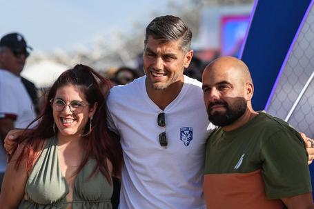 Cláudio Ramos com os fãs — Foto: FC Porto