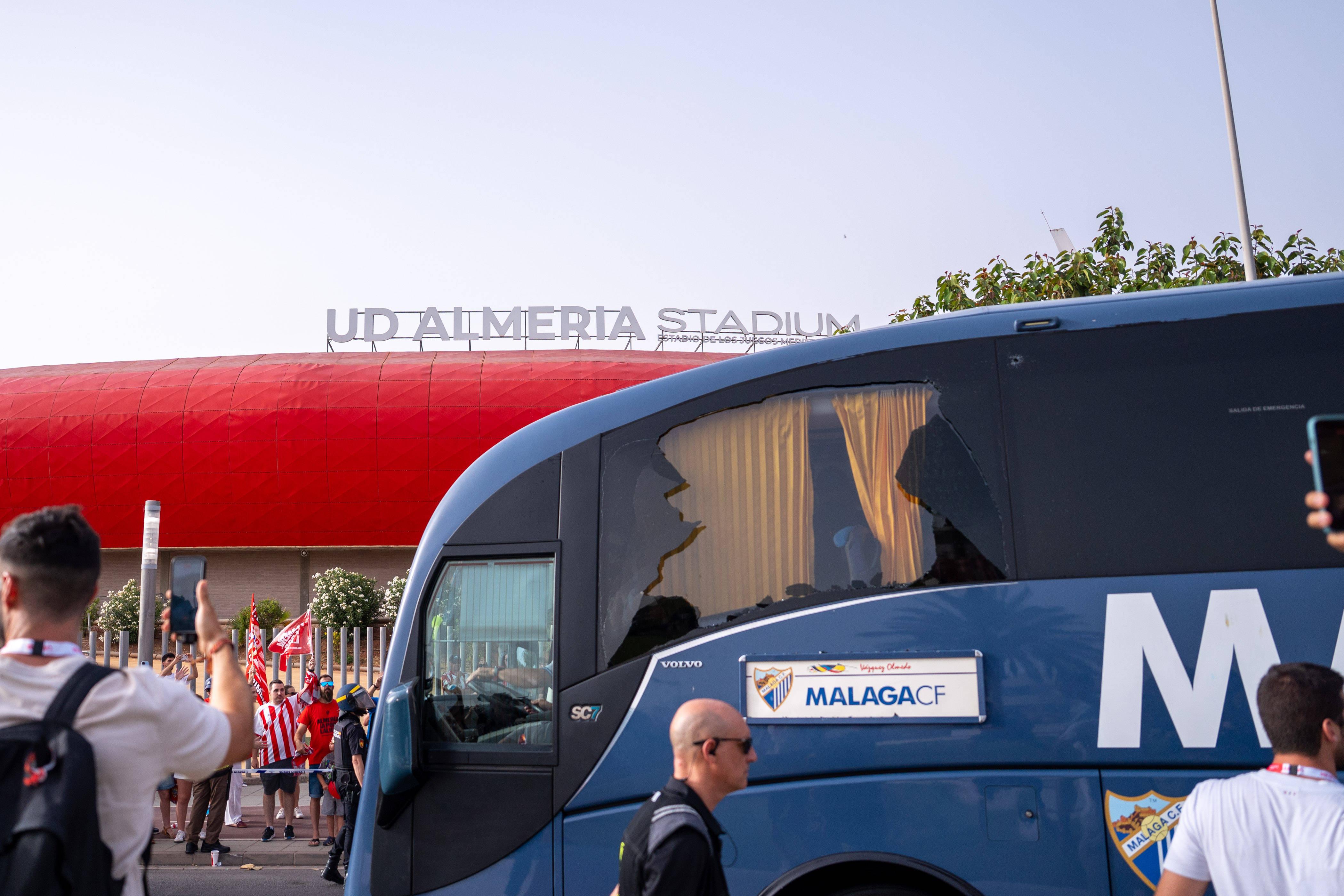 Autocarro do Málaga com os vidros partidas na chegada ao estádio do Almería