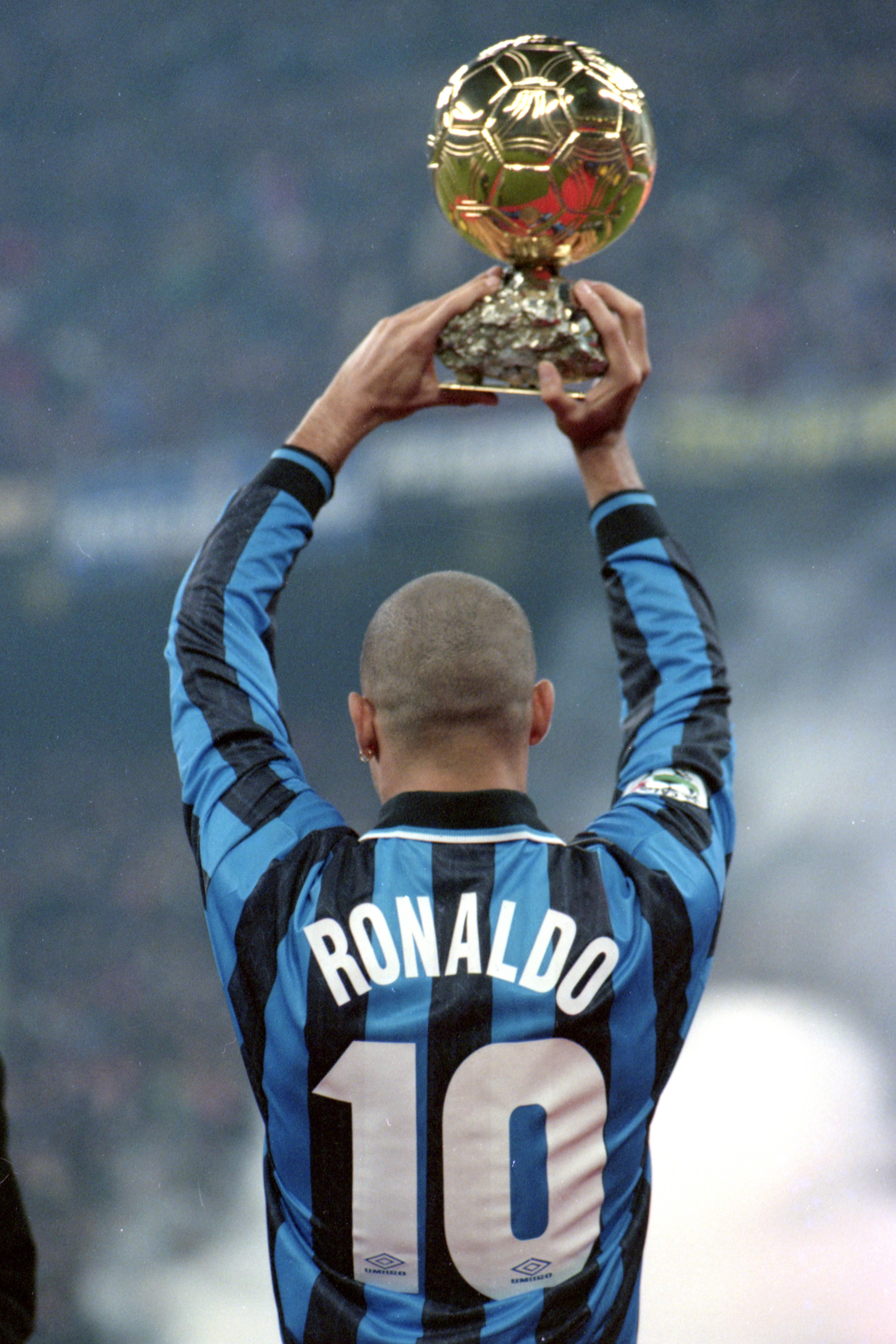 Mundial 1998 – Ronaldo (Brasil) – levantou a Bola de Ouro, foi à final do Mundial, mas a canarinha perdeu contra França