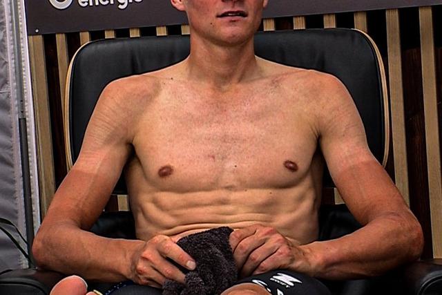 Van der Poel multado por esperar na 'cadeira quente'... em tronco nu