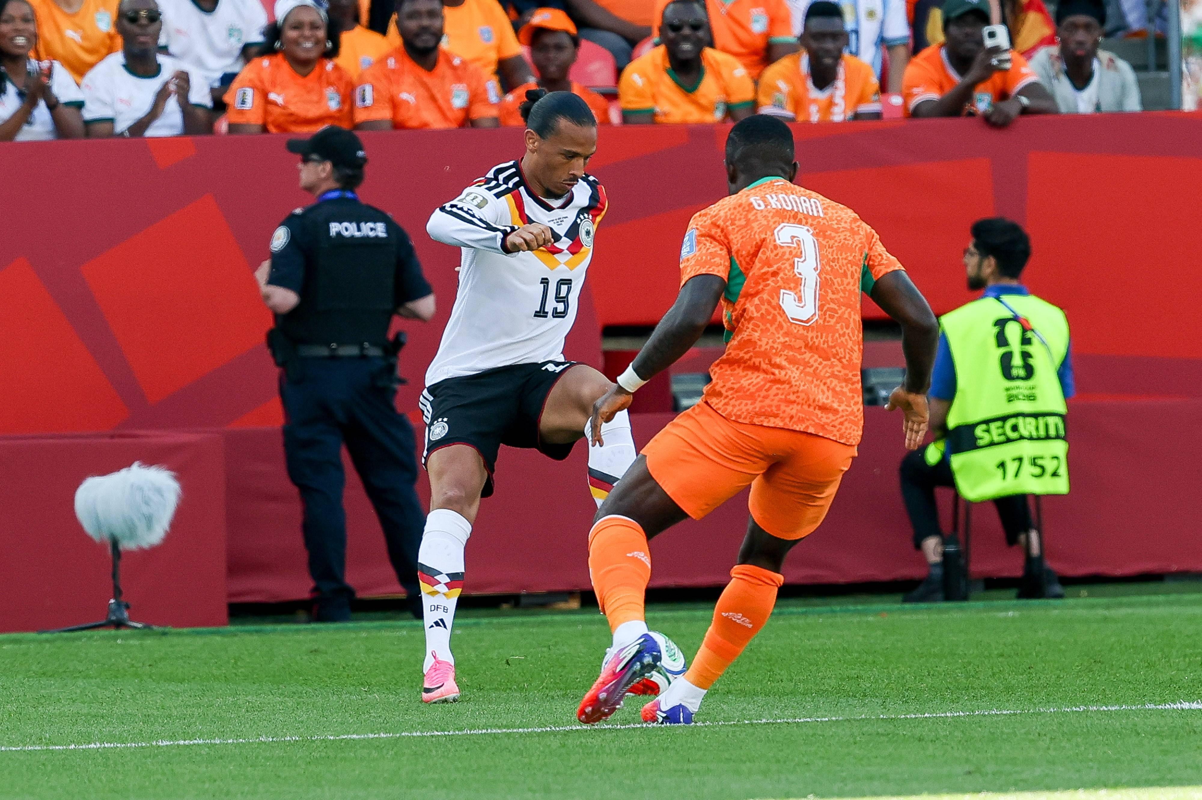 Sané vigiado por Konan - Foto: IMAGO