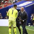 Roberto Martínez dando instruções a Diogo Costa - Foto: IMAGO