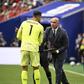 Roberto Martínez dando instruções a Diogo Costa - Foto: IMAGO