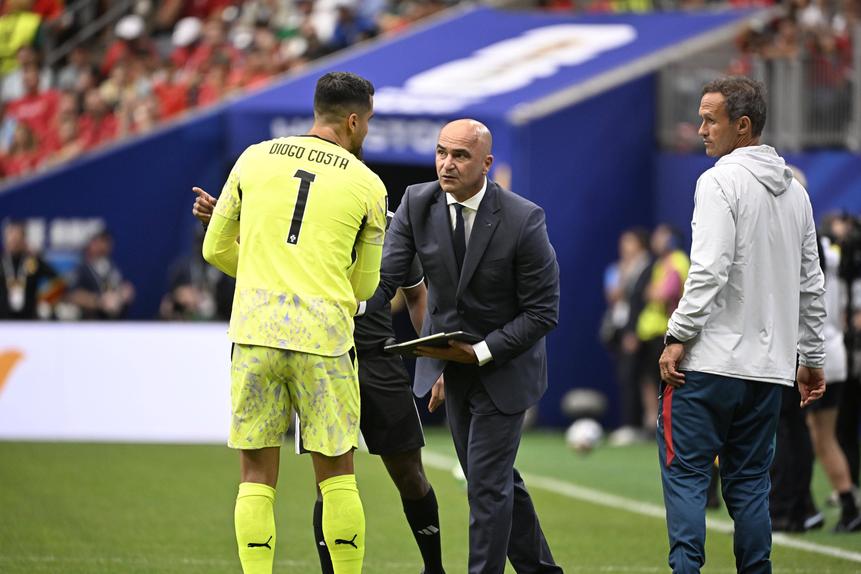 Roberto Martínez dando instruções a Diogo Costa - Foto: IMAGO