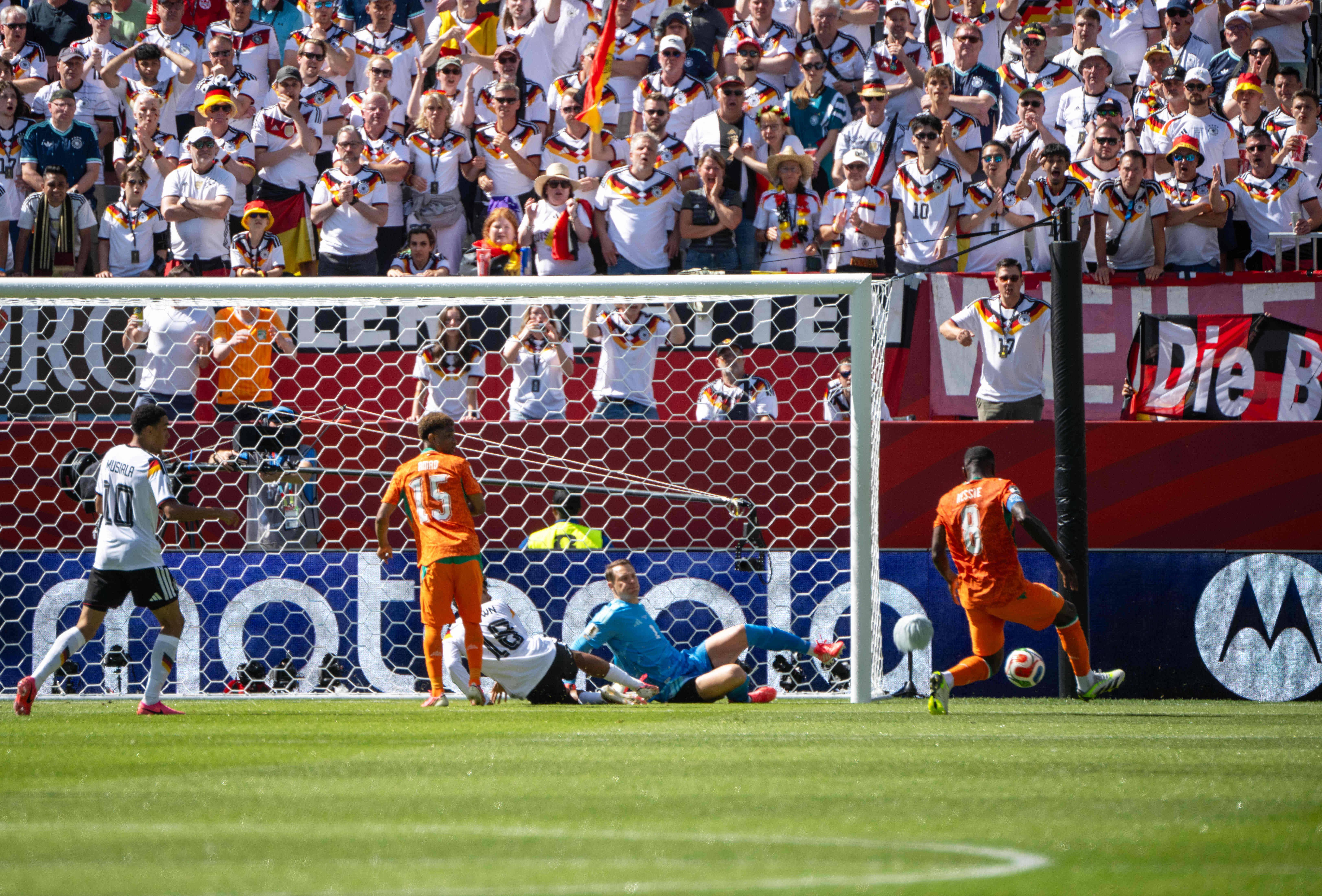 O momento do remate de Kessié - Foto: IMAGO