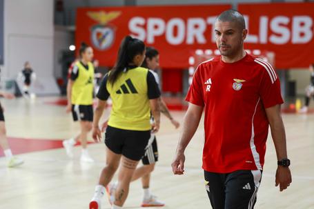 Treinador campeão do Benfica parte a loiça: «Ninguém mexe no meu trabalho!»