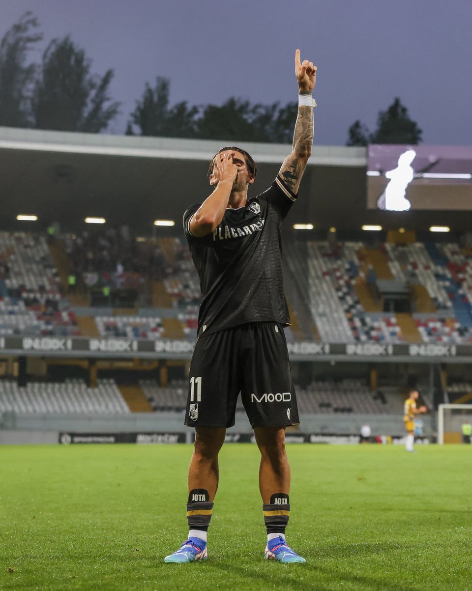 V. Guimarães-Rayo Vallecano: siga o jogo de apresentação dos vimaranenses