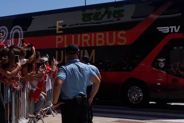 'Mar vermelho' em Beja antes da partida do Benfica para a Suíça