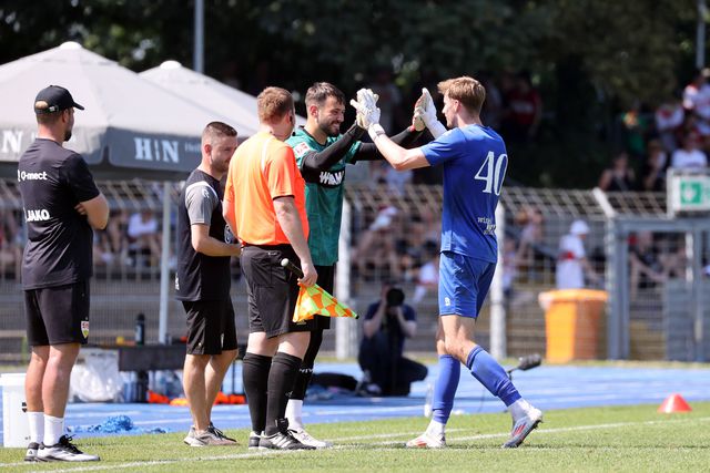 Guarda-redes do Estugarda jogou pelo adversário durante amigável de pré-época