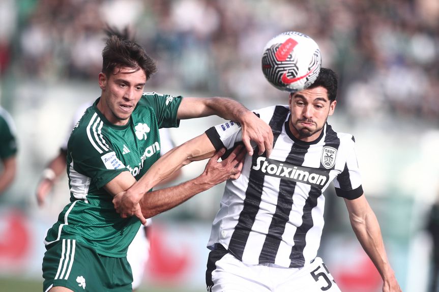 Georgios Vagiannidis, que tem sido apontado como possível reforço do Sporting, aqui num lance disputado com Rafa Soares