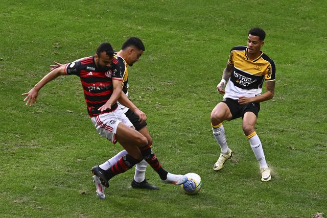 Brasileirão: com reviravolta (e polémica), Flamengo derrota Criciúma