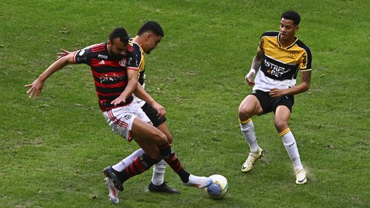 Brasileirão: com reviravolta (e polémica), Flamengo derrota Criciúma