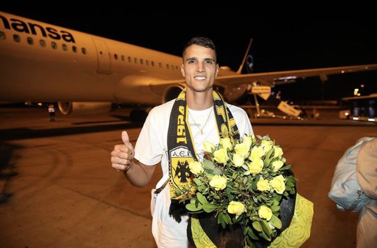 Adeptos do AEK recebem Lamela em enorme euforia