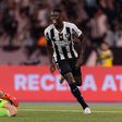 Botafogo vence Internacional e mantém liderança do Brasileirão