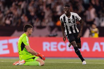 Botafogo vence Internacional e mantém liderança do Brasileirão