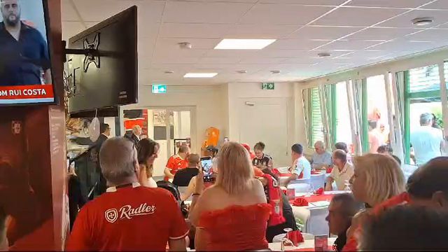 Benfiquistas receberam assim Rui Costa na Casa de Genebra