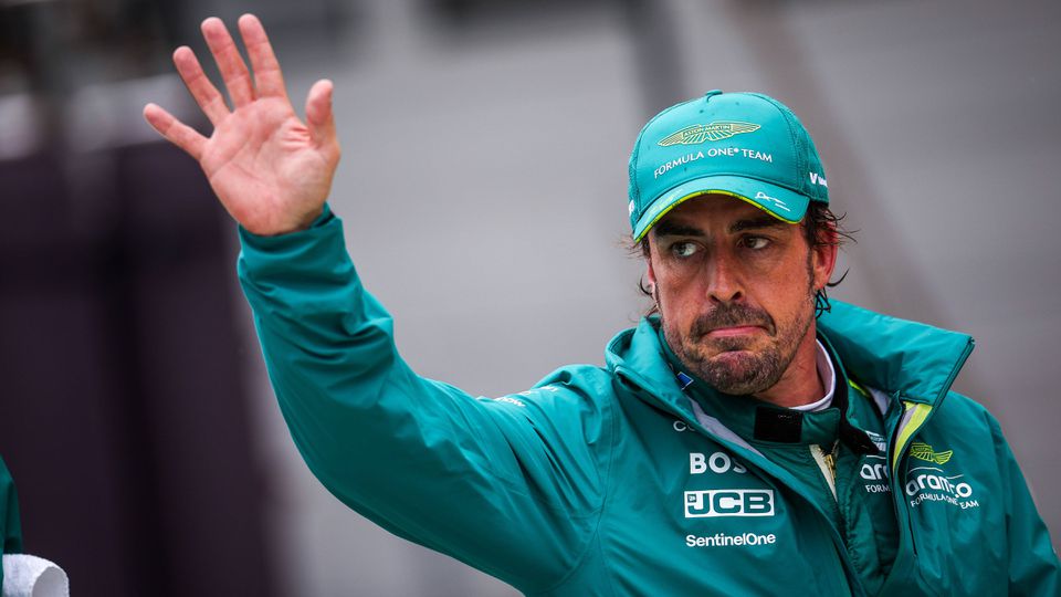 Fernando Alonso critica a FIA: «Cometeram um erro grosseiro»