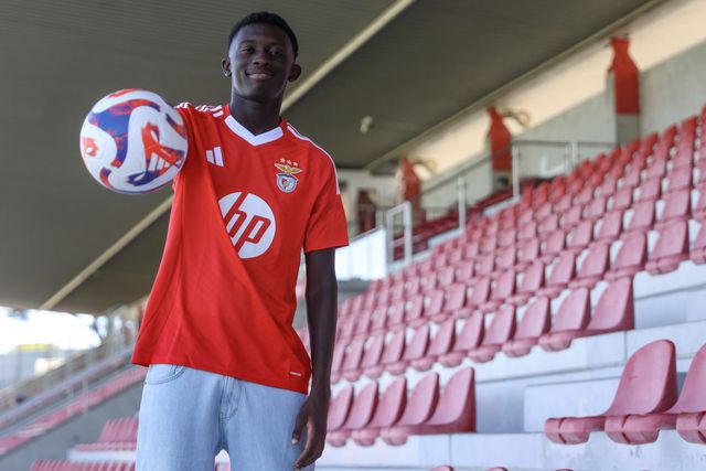 Benfica anuncia central francês de 16 anos