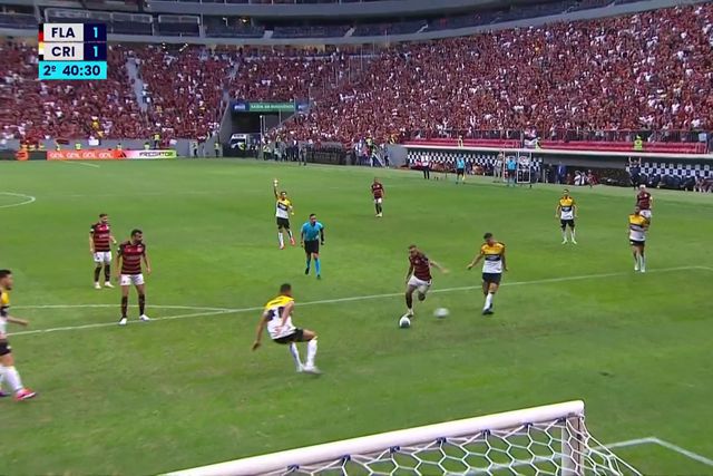 VÍDEO: este é um dos penáltis mais surreais que vai ver!