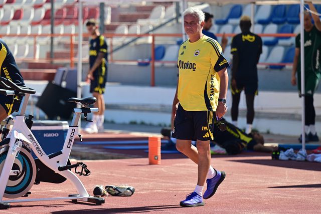 José Mourinho nos treinos do Fenerbahçe em Portugal, em estágio