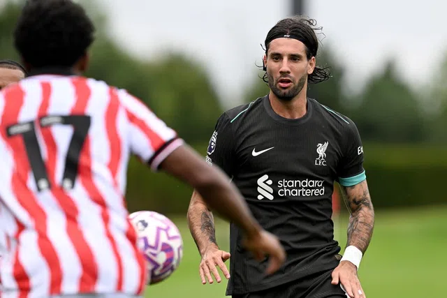 Dominik Szoboszlai recebe o prémio de Jogador do Mês