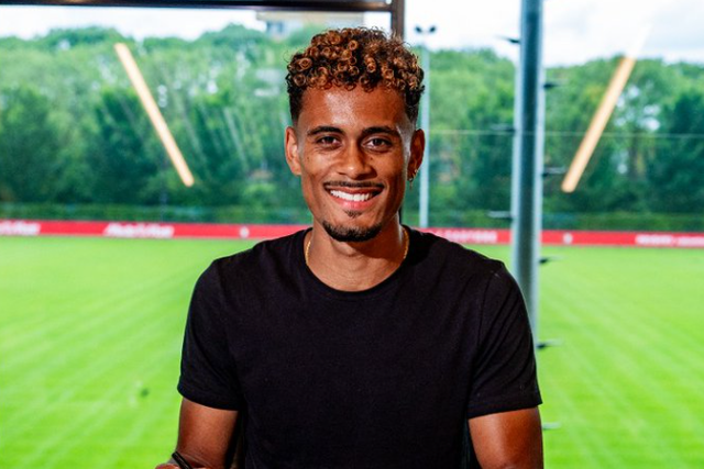 Gonçalo Borges a assinar contrato pelo Feyenoord