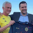 Mourinho ao lado do presidente da SAD