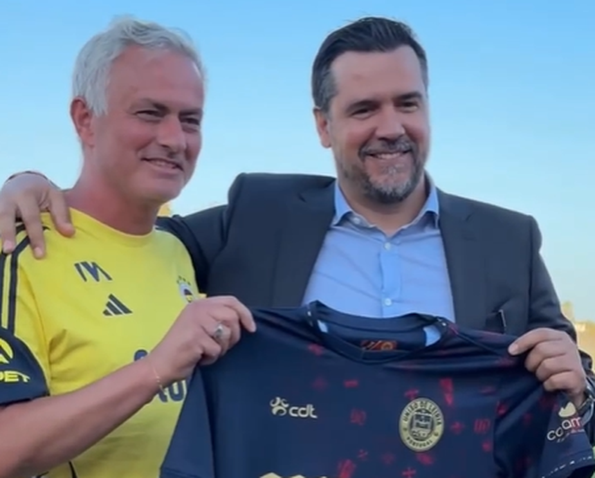 Mourinho ao lado do presidente da SAD