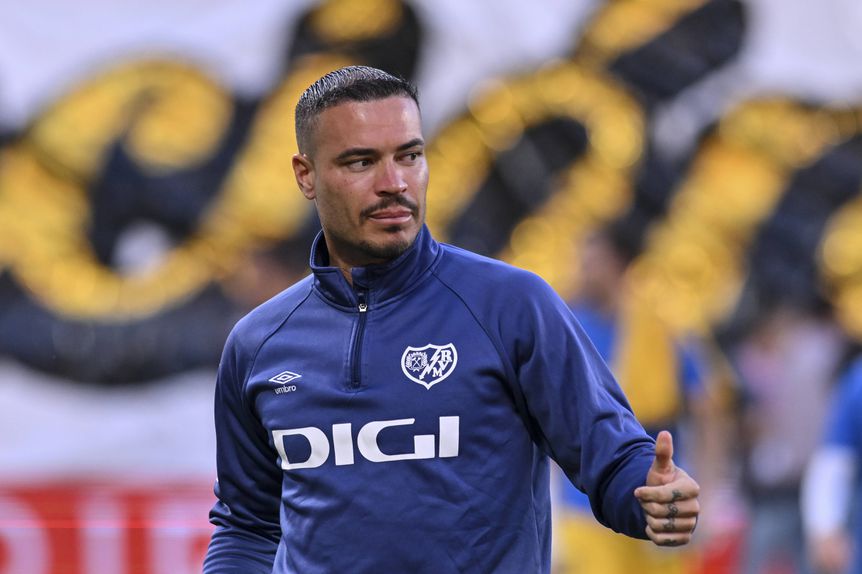 Raúl de Tomás no banco de suplentes do Rayo Vallecano