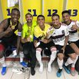Richard Ríos, ao centro, envolvido pela bandeira colombiana, e ao lado do treinador Maurício Souza, nos sub-20 do Flamengo (D.R.)