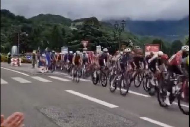 Vídeo: Queda arrepiante no Tour força abandono