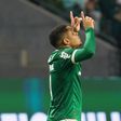 Vítor Roque a celebrar o golo pelo Palmeiras, que foi dado como autogolo