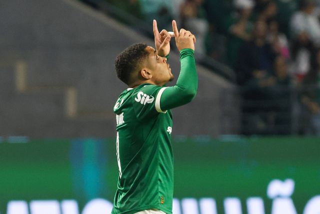 Vítor Roque a celebrar o golo pelo Palmeiras, que foi dado como autogolo