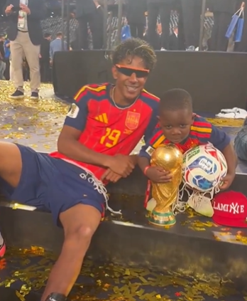 Keyne, irmão de Lamine Yamal, no palco da final após Espanha sagrar-se campeã do mundo